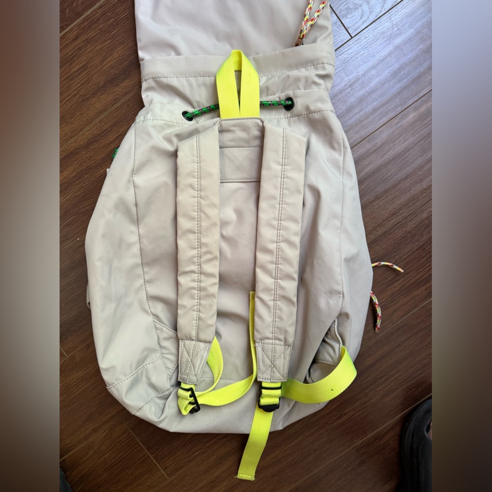 URBAN OUTFITTERS ripstop flap front backpack w/carabiner & bungee cord toggles - Picture 3 of 8